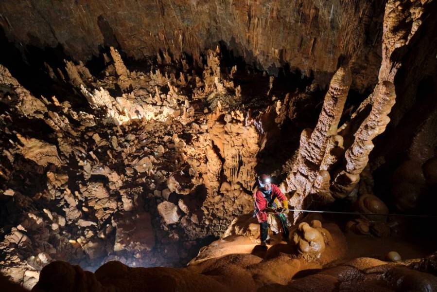 Grotta Sancinova, vista da uno dei due camini verso la grande sala